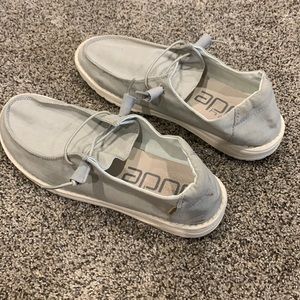 Dudes, size 10, color: light grey